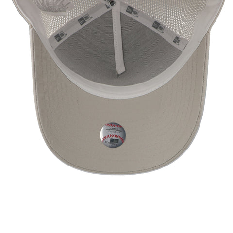 Gorra New Era 9 Forty MLB Yankees Wmns Metallic Trucker Plata Unitalla